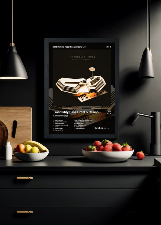 Quadro Arctic Monkeys Tranquility Base H... (Dark) Com Vidro