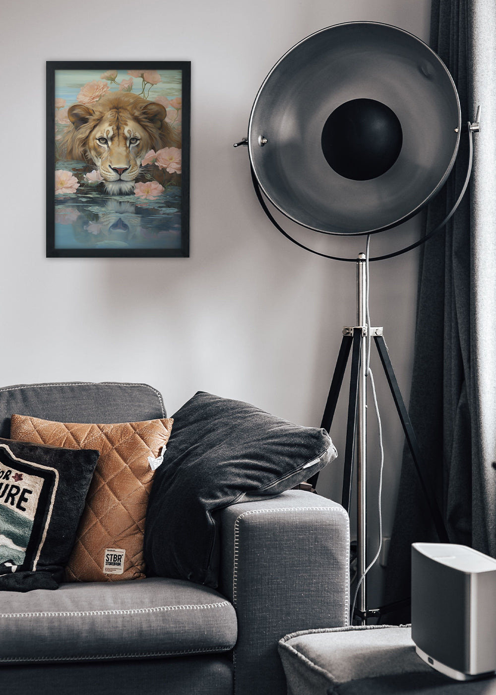 Quadro Decorativo Leão no mar de rosas - Animais - Com vidro