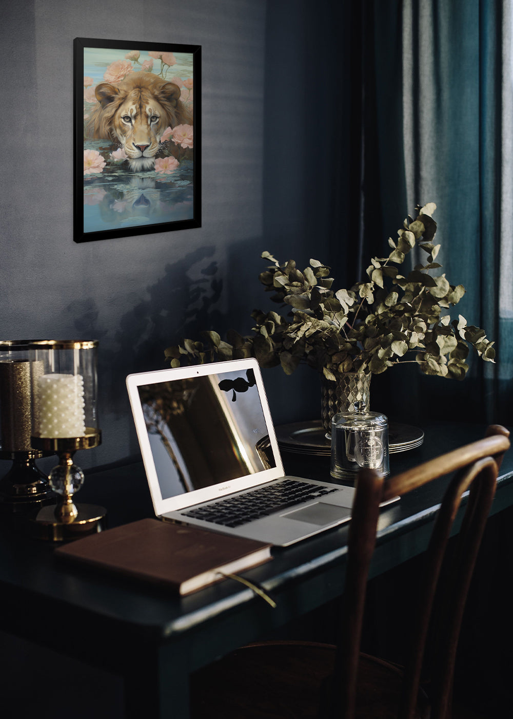 Quadro Decorativo Leão no mar de rosas - Animais - Com vidro